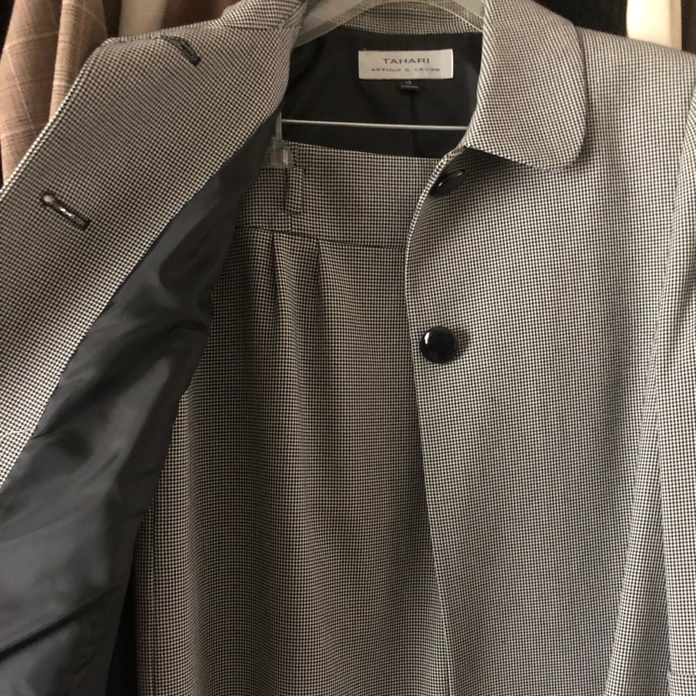 ▪️Tahari Suit▪️